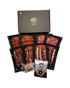 Sensaciones Gourmet Gold Box: 4 packets of acorn-fed ham (100 g) + 2 packets of acorn-fed chorizo (100 g) + 2 packets of acorn-fed salchichón (100 g) + wedge of cheese + 1 bag of gourmet breadsticks