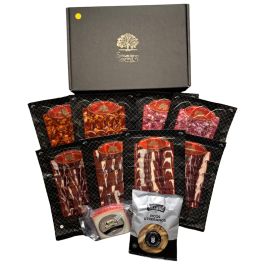 Sensaciones Gourmet Gold Box: 4 packets of acorn-fed ham (100 g) + 2 packets of acorn-fed chorizo (100 g) + 2 packets of acorn-fed salchichón (100 g) + wedge of cheese + 1 bag of gourmet breadsticks